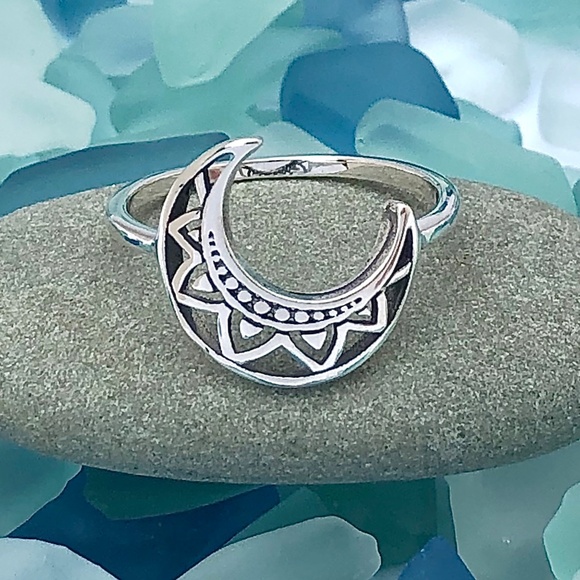 925 Sterling Silver Crescent Moon Ring in Sizes 5-10 - Picture 3 of 13